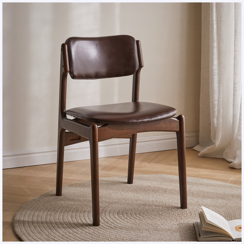Chaise de salle à manger moderne avec structure en bois massif, revêtement en similicuir brun, sans accoudoirs, dossier ergonomique, idéale pour la cuisine, la salle à manger, un café ou un bureau à domicile.
