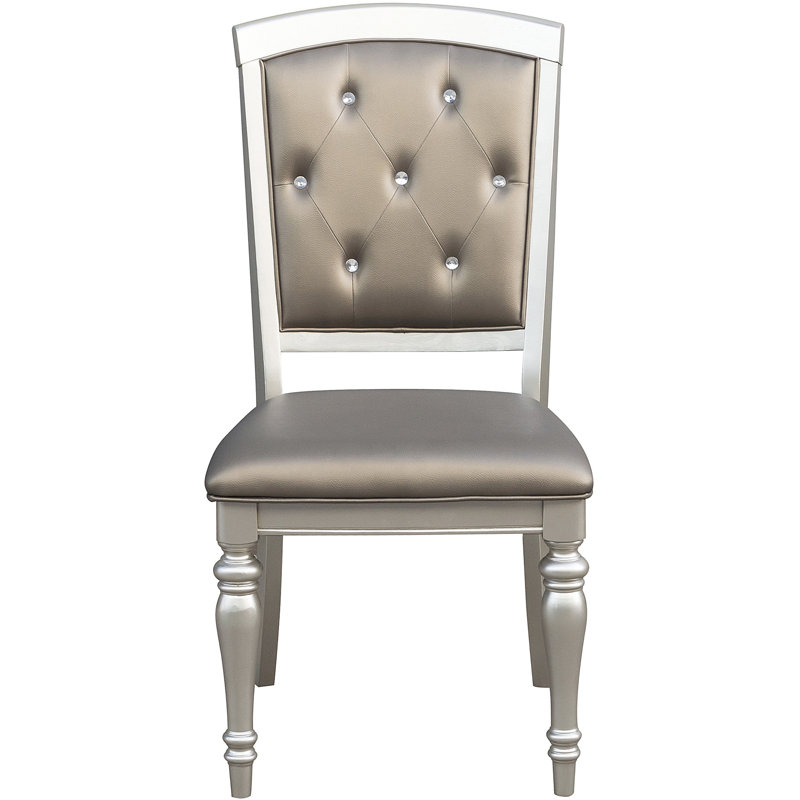 Chaises de salle à manger de style glamour: finition argentée, bois, similicuir, boutons latéraux en cristal et design moderne glamour