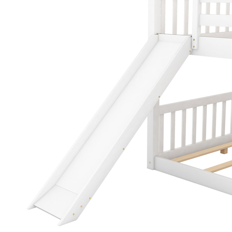 Et lit superposé double au-dessus compact avec glissade, espace blanc amovible