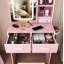 Petit bureau de coiffeuse avec miroir et lumières DEL réglables, prise de courant intégrée et rangement dissimulé, comprend tabouret et tablette rembourrés, coiffeuse pour petites chambres, rose