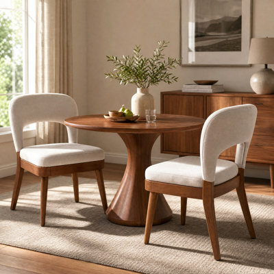 Chaise de salle à manger Eldon en bois d'hévéa, style moderne du milieu du siècle, avec dossier creux, pieds fuselés et assise rembourrée.