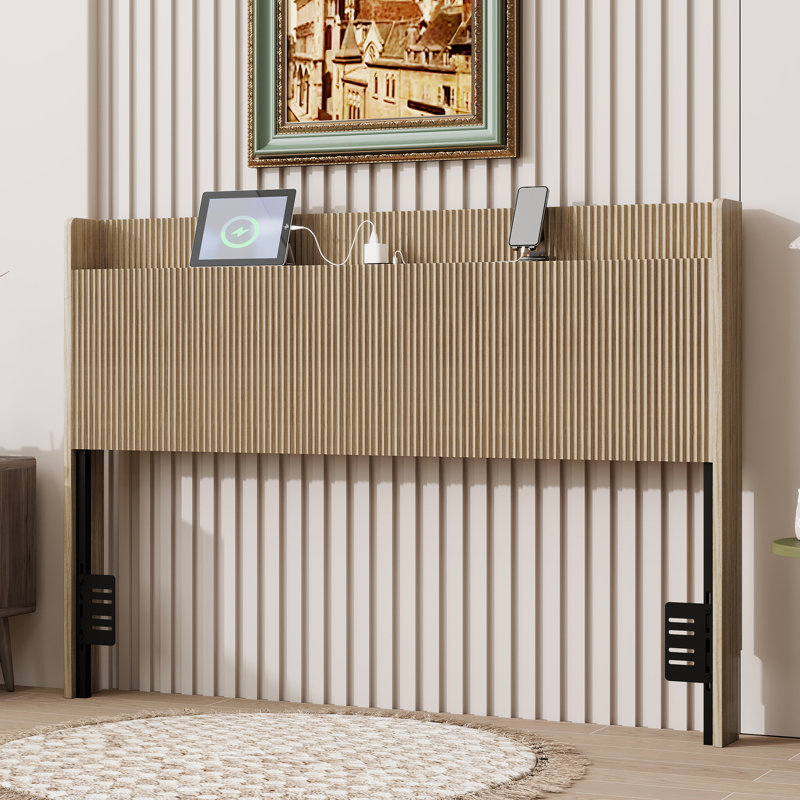 Tête de lit verticale cannelée en bois avec rangement intégré et trou pour câbles, tête de lit autoportante en chêne doré avec supports en acier réglables, tête de lit de style campagnard compatible avec les cadres de lit double et grand lit simple