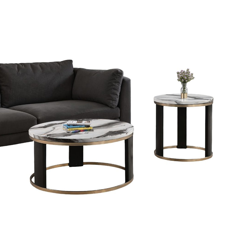 Table triangulaire contemporaine de 3 pièces avec dessus en marbre et anneau doré, idéale pour un salon principal. Modèle blanc et noir.