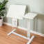 Table de lit réglable en hauteur avec roulettes, support pour ordinateur portable inclinable et roulement doux pour le chevet pour le travail et la détente-121068388