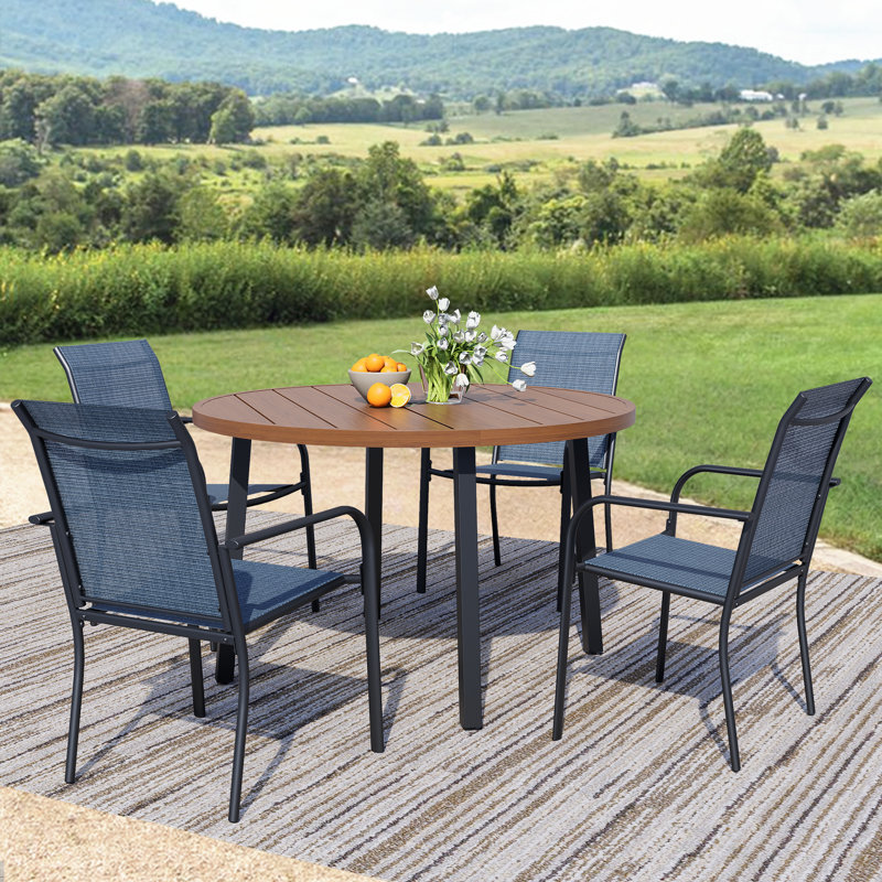 Ensemble de salle à manger 5 pièces pour l'extérieur, table ronde en métal avec 4 chaises bleu clair, table de patio en noyer avec trou de parasol pour jardin, cour, patio