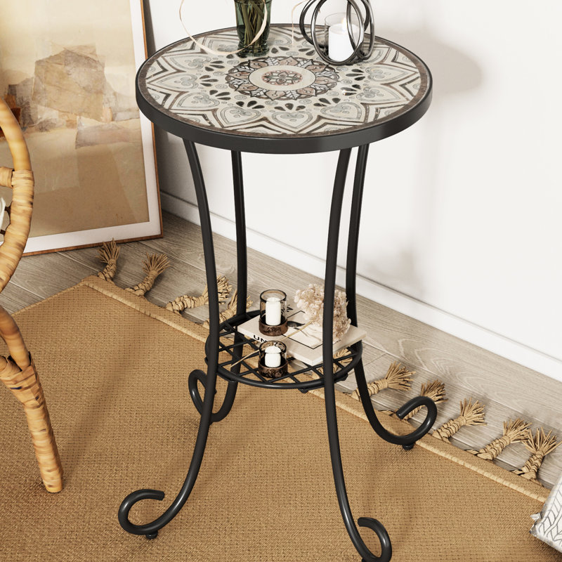 Table d'appoint de patio avec tablette, brun et noir. Fabrication de carreaux de céramique et de fer. 14 po de diamètre, 22 po de hauteur. Scratch - Surface. Pour l'intérieur et l'extérieur. Assemblage requis brun + tablette noire. Surface charmante