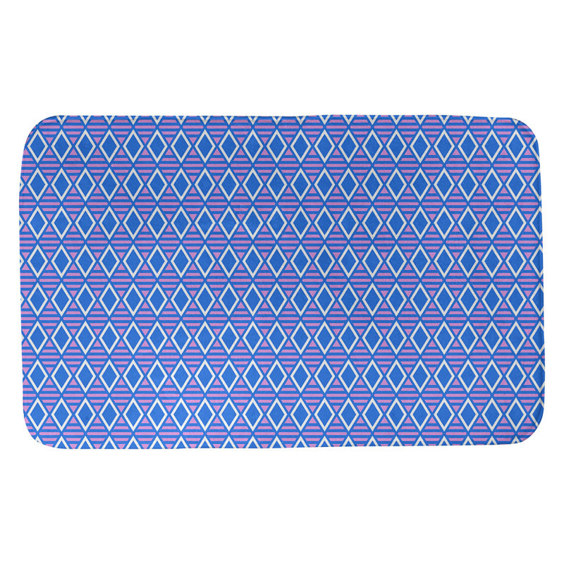 Tapis pour salle de bain à carreaux géométriques Mcguigan, l 17 po x L 24 po, Bleu / Mauve