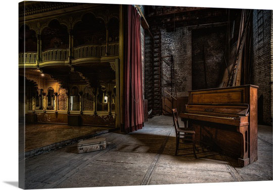 « show interrupted » par adrian popan, reproduction de photo sur toile, H 24 po x l 36 po x P 1,25 po