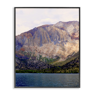 Estampe numérique sereine du lac sous les montagnes, design par Gemma Bardot