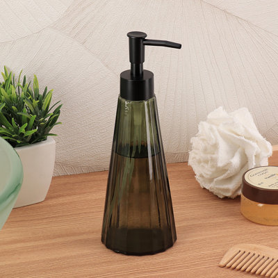 Distributeur de savon en verre vert olive Calix, bouteille de savon à main nervurée à facettes pour comptoir de salle de bain et évier de cuisine, contenant de liquide rechargeable avec pompe noir mat, Modern Vintage, 10,1 oz liq.