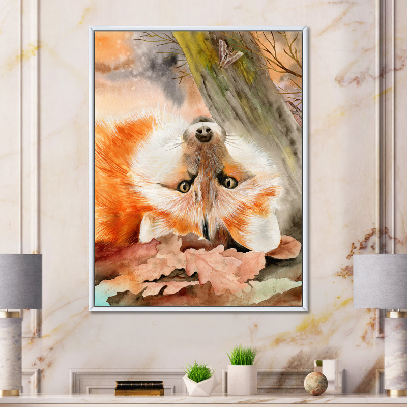 Renard roux couché dans des feuilles tombées près d'un tronc d'arbre I - reproduction sur toile, H 44 po x l 34 po x P 1,5 po