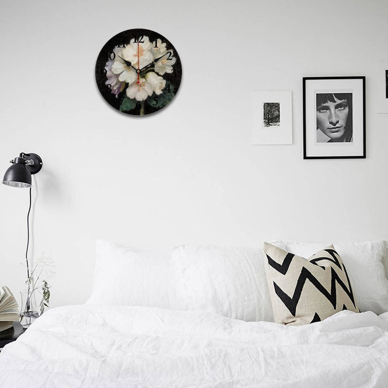 Horloge murale 12 po x 12 po White Flower On