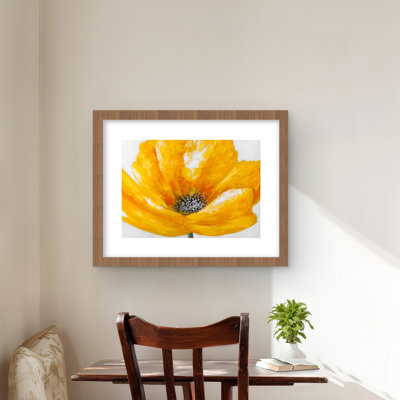 «Beautiful Yellow Flower - Modern Botanical», reproduction encadrée