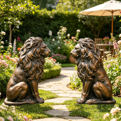 Set of 2 Lion Statues, Resin Outdoor Guardian Sculptures, Handcrafted Simulated Animal Decor for Villa Garden Park Patio, Patriotic Independence Day Decoration for Home Courtyard & Entryway