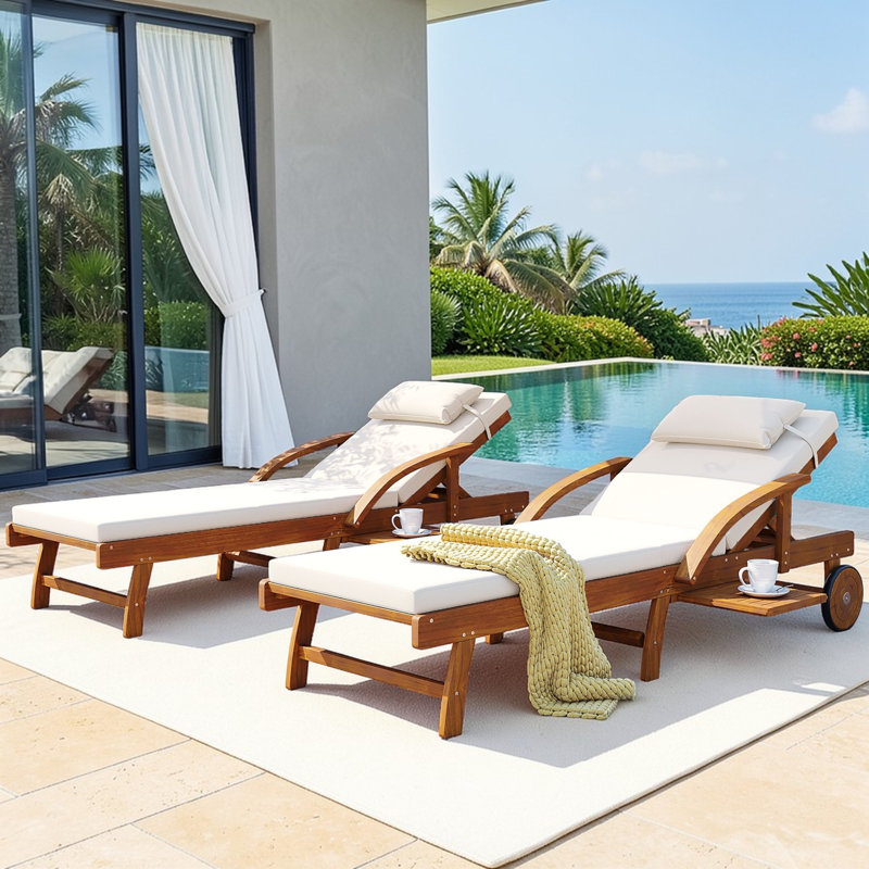 Ensemble de 2 chaises longues d'extérieur, dossier et repose-pieds réglables, bois massif, accoudoirs courbés, patio contemporain près de la piscine