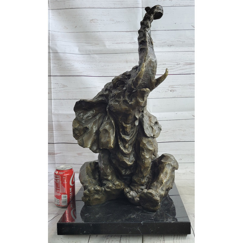 Joyeux éléphant assis dans un coffre en bronze