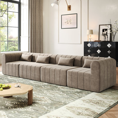 Canapé d'angle modulaire rembourré de 145,5 pouces, composé de 4 éléments, offrant 3 configurations pour un agencement personnalisé dans votre salon. Confort optimal grâce à sa mousse haute densité et son revêtement en tissu doux. 4 configurations possibles : en L, carrée ou linéaire.