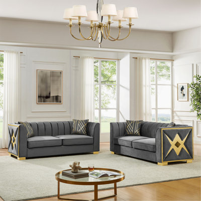 Canapé trois places avec accents en acier inoxydable doré, canapé Chesterfield pour espaces de vie