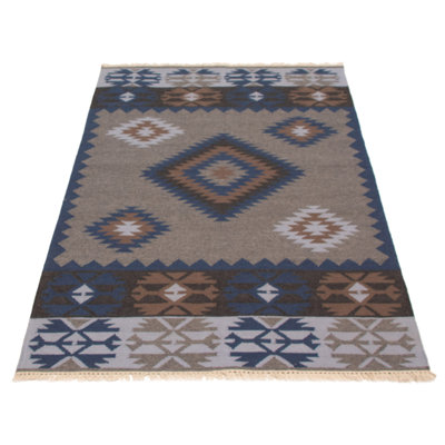 Légers mais robustes, les kilims turcs sont des tapis à tissage plat qui sont parfaits pour les endroits très passants comme le couloir ou la cuisine.