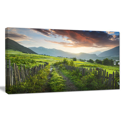 «Green Georgian Mountain Valley», reproduction de photo sur toile tendue