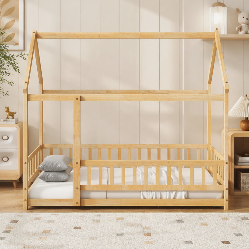 Lit simple en bois avec structure de toit et garde-corps de sécurité, finition naturelle pour chambre d'enfant