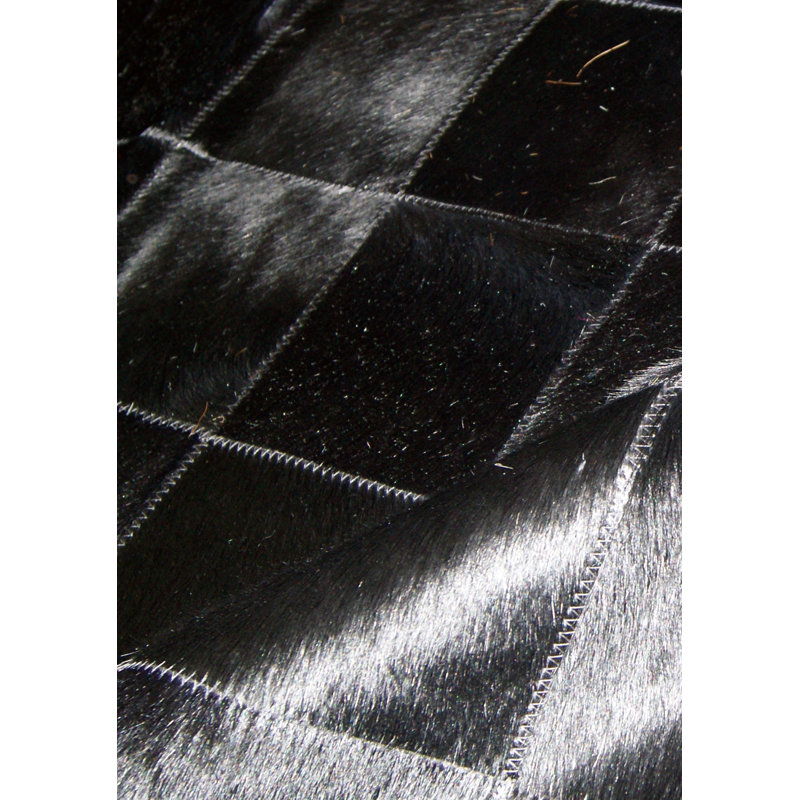 Tapis noir en peau de vache Aayush