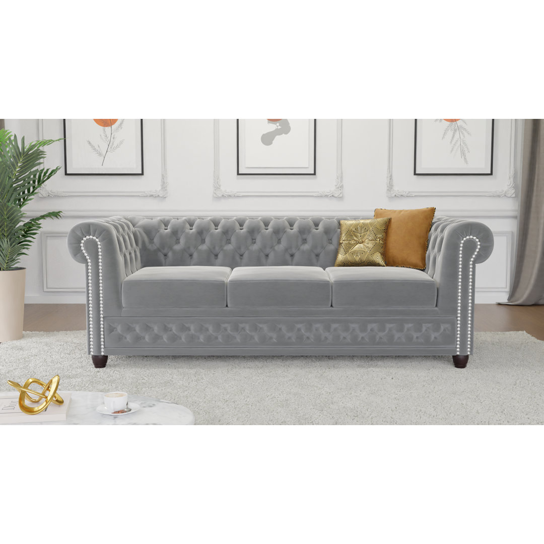 Chesterfield Hanna 3 Sitzer Sofa aus Samt-Stoff mit Holzfüßen