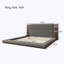 Lit plateforme au sol avec tête de lit allongée et tablette de chevet-604498761