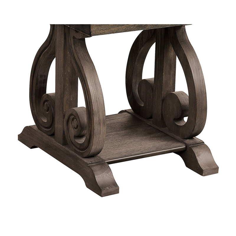 Table de bout en chêne foncé Amma avec base à volutes et tablette pratique