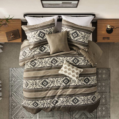 Édredon 5 pièces double / grand rayé à chevrons avec coussins, couleur brune. Coussins décoratifs en microfibre, lavables et nettoyantes. Tissu en microfibre, nettoyable