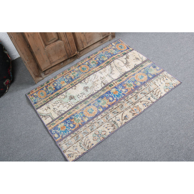 Charmant petit tapis turc antique en patchwork avec une touche de bleu pour les cuisines et les espaces de vie