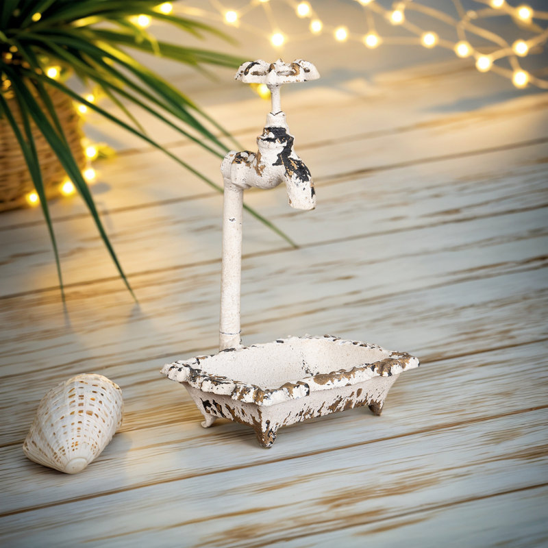 Sculpture de robinet en métal de style antique - décoration intérieure rustique avec finition patinée et charme classique
