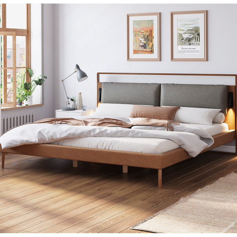 Très grand lit en cuir brun et gris avec 2 lumières de nuit, King