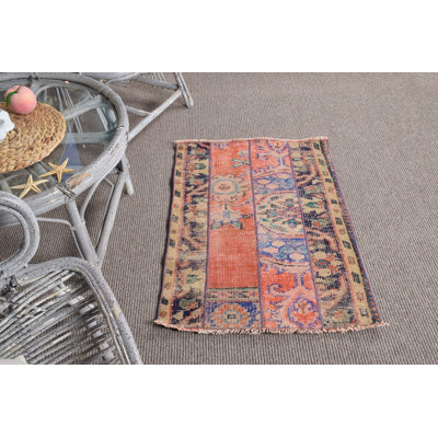 Tapis turc vintage fait à la main avec une teinte orange vibrante et un motif floral complexe pour la décoration intérieure