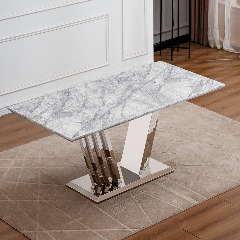 Table de salle à manger en marbre argent et gris avec base en acier inoxydable à finition miroir, combinant des pieds supérieurs de style moderne de 70 po et une assise confortable polyvalente