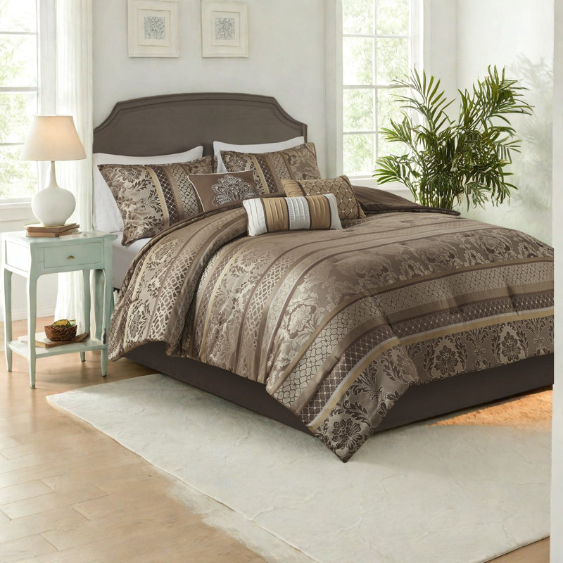 Luxurious 7 Piece Jacquard Bedding Set, Polyester Brown/gold King, Elegant Design
