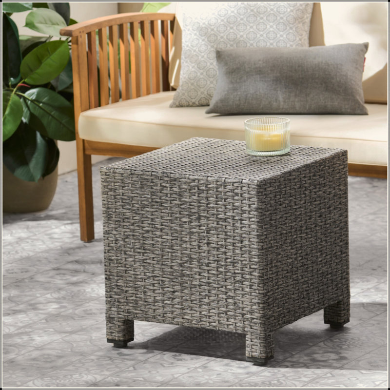 Charmante table d'appoint en rotin de polyéthylène pour un décor extérieur polyvalent