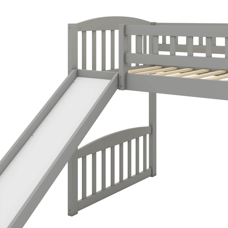 Lit mezzanine simple mis en valeur par une glissade excitante