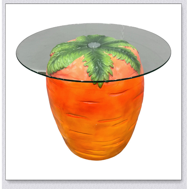 Table d'appoint fantaisiste en forme de carotte avec plateau en verre, parfaite pour ajouter une touche ludique à tout décor de pièce