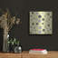 «Fade To Grey Dark and Light Grey and White Dots» par Sabrina Balbuena, art mural en métal