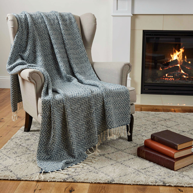 Jeté 50 po x 60 po à chevrons en coton tissé gris avec frange