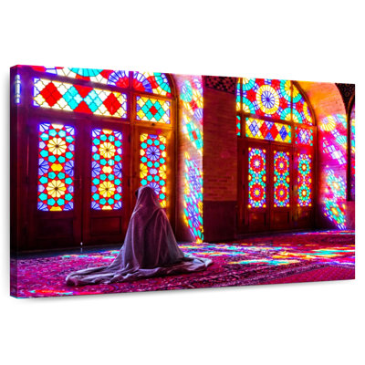 Adella priant dans la mosquée de Shiraz