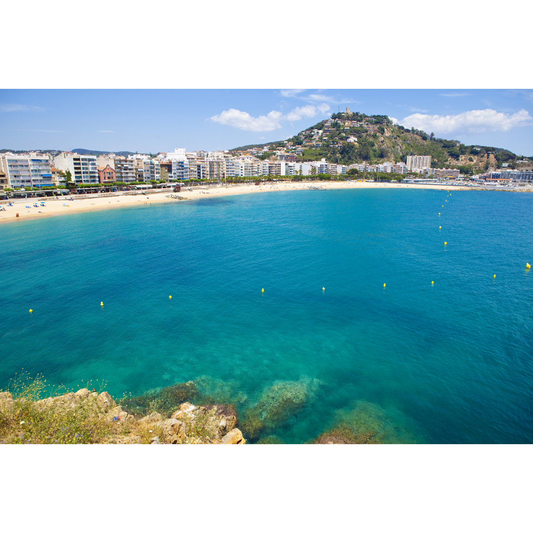 Blanes Beach von Imv - Kunstdrucke auf Leinwand ohne Rahmen