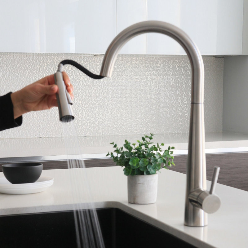 Siena Modern Single Handle Kitchen Faucet, Acier inoxydable brossé