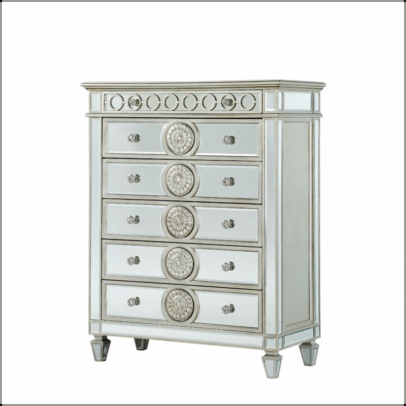 Commode à finition miroir Varian avec garniture géométrique et motifs soleil levant, offrant un rangement élégant pour les espaces modernes