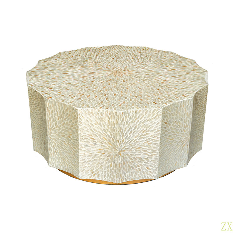 Table basse géométrique 35,5 x 35,5 x 16 po avec base en bois et motif Capiz
