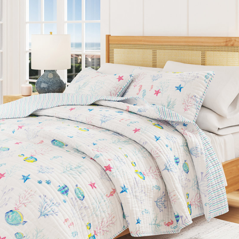 Blue Seashell Reversible Quilt Set with Shams, Twin / Twin XL Quilt + 1 Standard Sham, Colorful Seascape