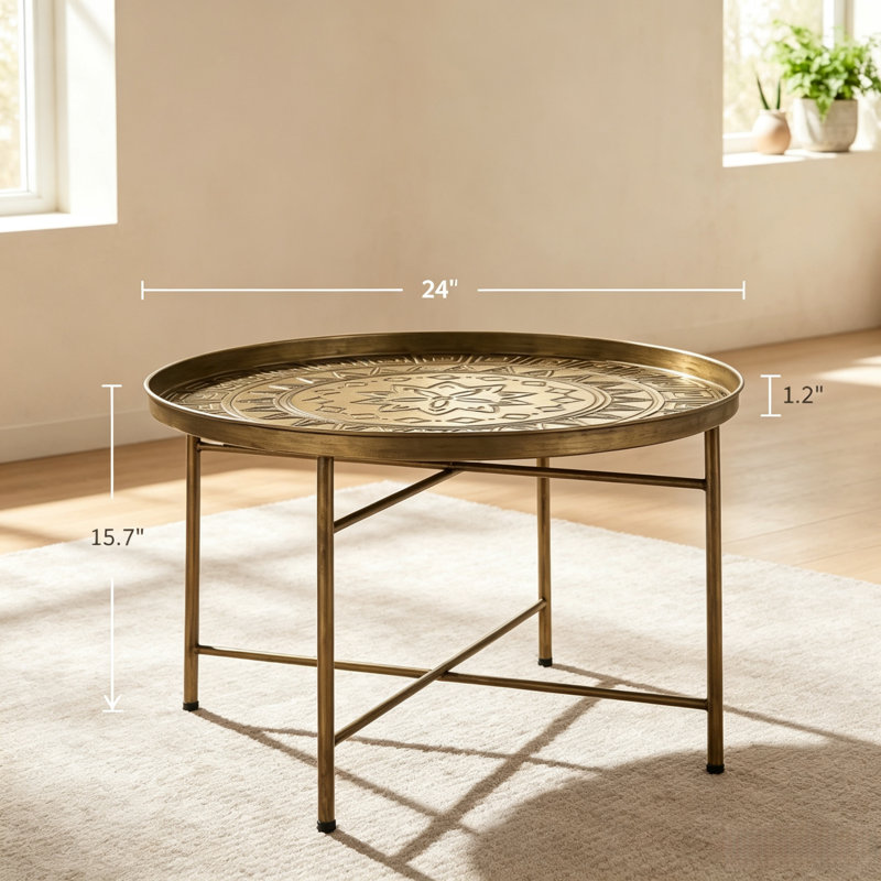 Table d'appoint ronde à motif martelé, 61 cm de diamètre x 40 cm de hauteur, métal, monobloc, finition brossée dorée, pieds réglables, fabrication artisanale.
