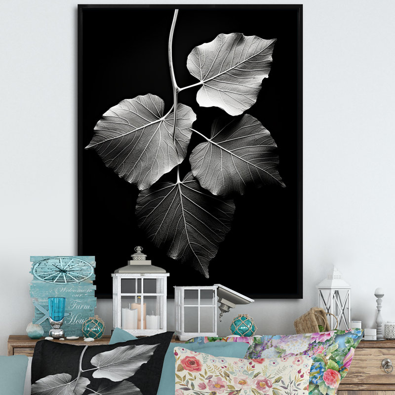 Feuilles monochromes sur fond noir, reproduction sur toile, H 40 po x l 30 po, Cadre flottant noir