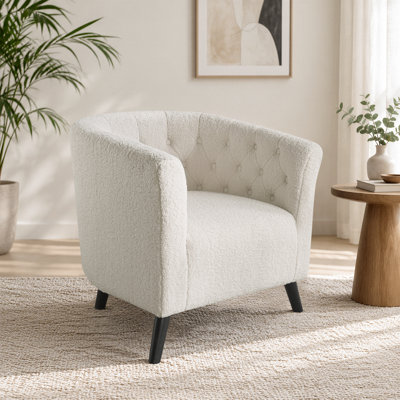 Fauteuil tonneau Gerdeen de 68 cm de large, recouvert de velours Teddy capitonné et doté de pieds en bois